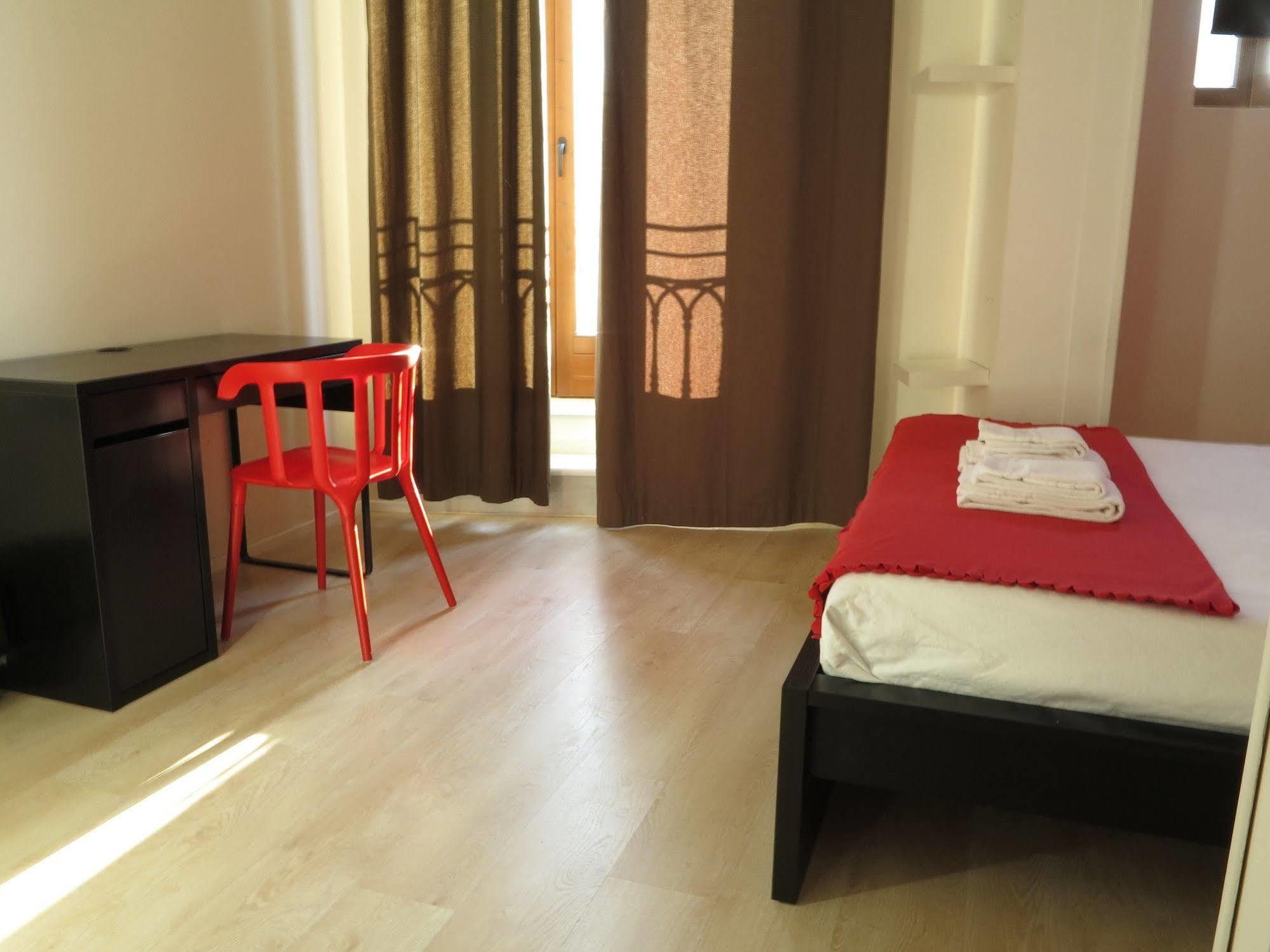 Hulot B&B فالنسيا الغرفة الصورة