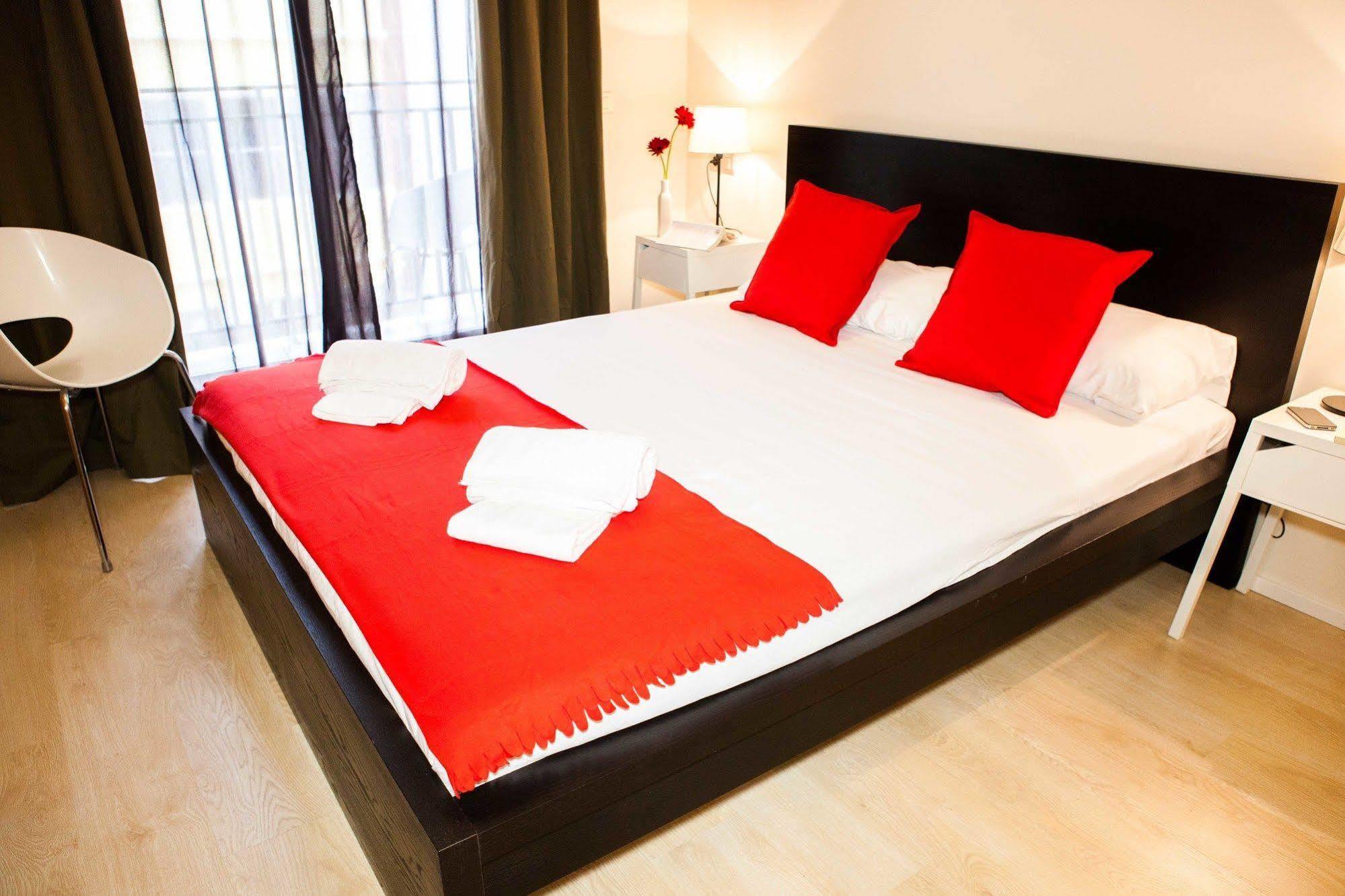 Hulot B&B فالنسيا الغرفة الصورة